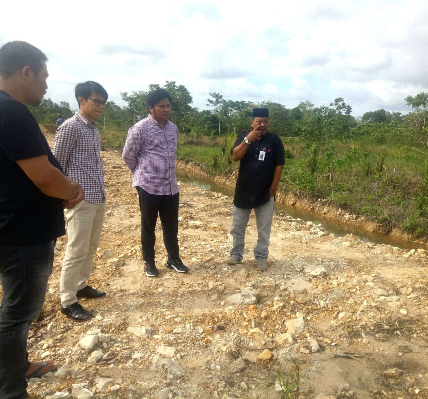 Plt Kadis PUPR Subhansyah Meninjau Proyek Pembangunan Normalisasi Sungai, di Dampinggi Dua Anggota Dewan Tanbu