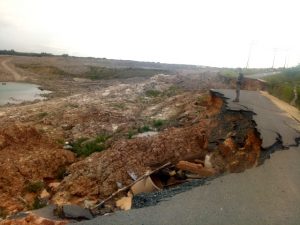 Warga Keluhkan Jalan Desa Bunati Longsor, Janji Perusahaan Tambang Batubara PT Anzawara Satria Molor