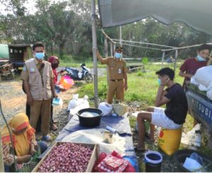 Tanbu Masuk PPKM Level Empat, Tim Satgas Prokes Covid 19 Kecamatan Kuranji Gelar Operasi Yustisi Pasar Desa