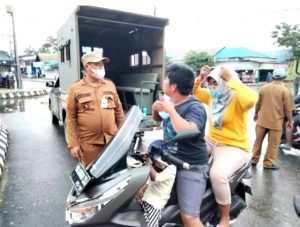 Kecamatan Kusan Hilir Bagikan Masker Gratis Ke Warga, Tekan Penyebaran Virus Covid 19 Tanbu