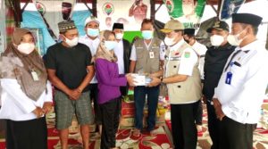 Bupati Zairullah Serahkan Bantuan Kepada Warga Terdampak Banjir di Empat Desa Tanbu