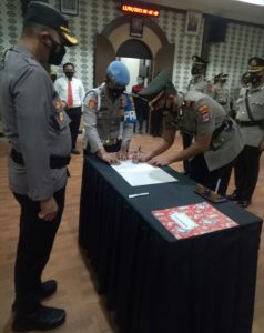Usai Melaksanakan Sertijab dan Pengukuhan Sejumlah Perwira, Kapolres Ucapakan Selamat Menjalankan Tugas