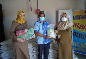 Pemkab Tanbu Salurkan Bantuan Sembako Bagi Warga Terdampak Banjir Desa Serdangan