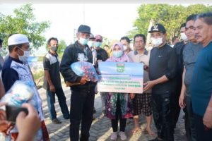 Tingkatkan Pendapatan Nelayan, Bupati Serahkan Sejumlah Bantuan Perikanan
