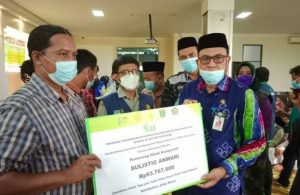BupatI Zairullah Menyerahkan Bantuan Program YESS Untuk Petani Milenial