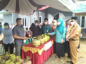 Operasi Pasar 2021, Disdagri Tanbu Salurkan 249 Tabung Gas LPG Ke Warga Desa Sumber Wangi