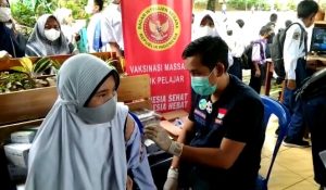 Kadisdik Tanbu Pantau Vaksinasi Massal Pelajar SMP Negeri 1 Batulicin