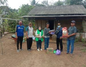 Dinsos Tanbu Serahkan Bantuan Kepada Warga Terdampak Angin Puting Beliung