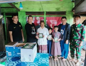 Bupati Zairullah Berikan Bantuan Al Quran dan Buku Iqra Ke Warga Desa Batu Bulan