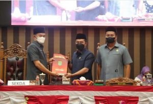 Pemkab Tanbu Sampaikan Raperda Penyelenggara Perijinan Berusaha dan Irigasi Ke Legislatif