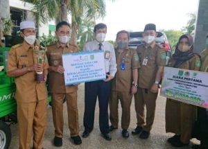 Bupati Zairullah Serahkan Piala dan Hadiah Lomba Juara Kebersihan Desa Tingkat Kabupaten Tanbu 2022