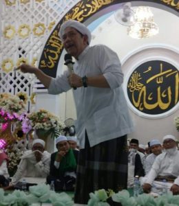 Guru Udin Isi Ceramah Dipantai Pagatan Pada Event Budaya Mappanre Ritasi E