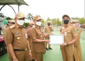 Tujuh Belas SKPD Tanbu Menerima Penghargaan dari Bupati Zairullah