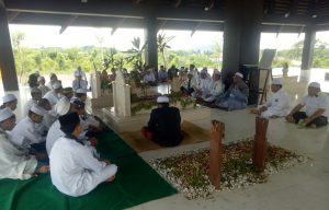 Habis Sholat Jumat, Bupati Zairullah Bersama Anak Yatim Ziarahi Makam Orang Tua H Isam
