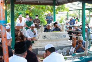 Bupati Zairullah Mengantarkan Jenajah Hamsyuri Hingga Kepemakaman