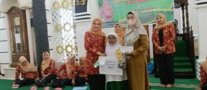 Ketua DWP Tanbu Serahkan Hadiah Juara Lomba Dai Cilik Tahun 2022