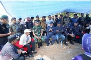 Sekda Ambo Sakka Cek Lokasi Jalan Amblas dan Rumah Warga Yang Terdampak Akibat Aktivitas Tambang di Satui Barat