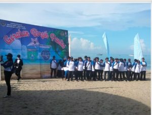 Peringati Harhubnas, KSOP Gandeng Pemkab Tanbu Bersih  bersih Pesisir Pantai Pagatan