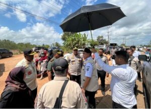 Bupati Kunjungi Jalan Longsor di Satui Barat Minta Secepatnya di Lakukan Perbaikan