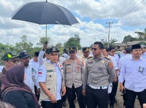 Bupati Zairullah Meninjau Jalan Nasional Longsor di Satui Barat