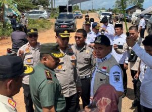 Cepat Tanggap Bupati Zairullah Meninjau Langsung Jalan Nasional Satui Barat Longsor