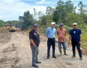 Sekda Ambo Sakka Meninjau Jalan Alternatif Satui Barat