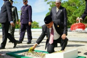 Peringati Hari Pahlawan, Pemkab Tanbu Tabur Bunga Di Taman makam Pahlawan Pagatan