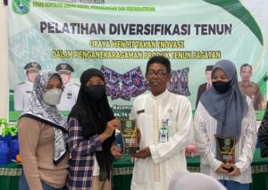 Pemkab Tanbu Menutup Pelatihan Diversifikasi Tenun Pagatan