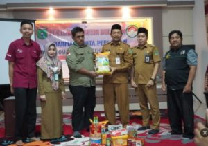 Dinsos Tanbu Serahkan Bantuan 200 Paket Sembako Kepada Lansia