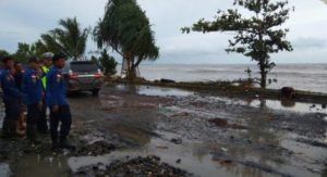 BPBD Tanbu Bersama Forkopimda Bersihkan Sampah Dijalan Raya, Pasca Gelombang Air Laut Naik Ke Darat