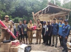 Dinsos Tanbu Bantu Warga Korban Rumahnya Tertimpa Pohon Tumbang