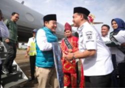 Bupati Zairullah Bersama Forkopimda Jemput Kedatangan Waket DPR RI Muhaimin Iskandar di Bandara Bersujud
