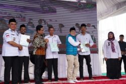 Waket DPR RI Kunker Ke Tanbu Serahkan Ribuan Sertifikat Lahan Warga Transmigrasi