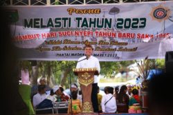 Bupati Zairullah dan SKPD Hadiri Melasti di Pantai Madani