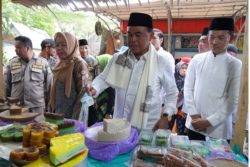 Disporapar Tanbu Menggelar Ramadan Cake Fair di Taman Edukasi, Bupati Zairullah Membeli Takjil Untuk Buka Puasa Bersama Anak Yatim