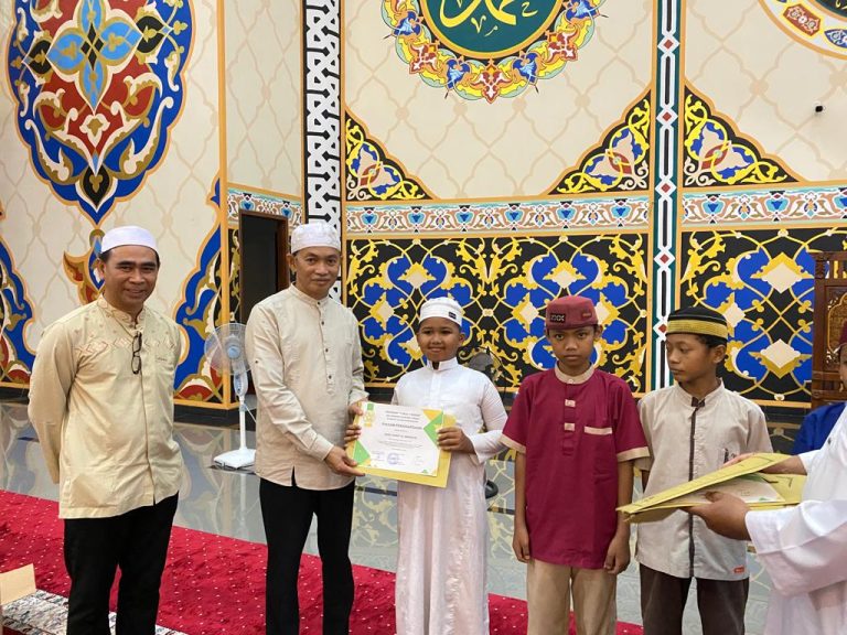 Penghargaan dan Dukungan untuk Santri Penghafal Alquran di Masjid Agung Nursalam