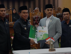 Bupati Tanbu dan Pimpinan DPRD Tandatangani Kesepakatan Anggaran 2024 dalam Rapat Paripurna