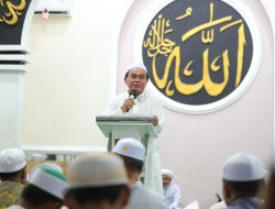 Bupati Tanbu Bagikan Doorprize di Majelis Lailatul Jumat di Masjid Darul Azhar