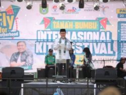 Bupati Resmi Buka Tanah Bumbu Internasional Kite Festival 2023 di Pantai Pagatan