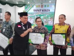 Bupati Zairullah Azhar Berikan Penghargaan kepada Wajib Pajak dan Kepala BPPRD se-Kalsel