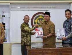 Bupati Zairullah Azhar Serahkan LHP Belanja Daerah ke BPK