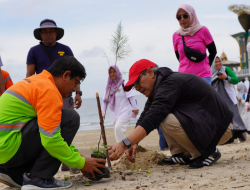 Kerja Sama dengan Stakeholder, Pemkab Tanbu Bersih-Bersih Pantai dan Menanam Pohon dalam Peringatan HPSN 2024 di Pagatan