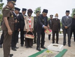 Tabur Bunga di Pagatan: Penghormatan Bupati Tanah Bumbu pada Hari Pahlawan