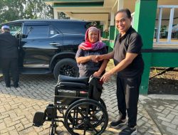 Bupati Tanah Bumbu Responsif Terhadap Kebutuhan Masyarakat Disabilitas dengan Bantuan Kursi Roda
