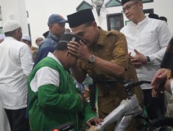 Santri SDSM Desa Karang Indah Dapat Hadiah Sepeda dari Bupati Tanbu