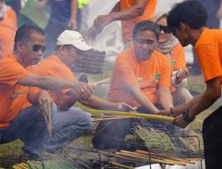 Pesta Pantai Mappanre Ri Tasi’e Tahun 2024 Menggelar Parade Ikan Bakar di Pantai Pagatan