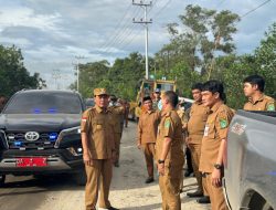 Zairullah Azhar Pantau Langsung Jalan Rusak di KM 171 Satui
