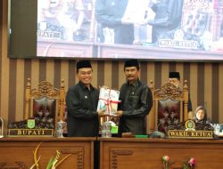 Bupati Tanbu Sampaikan Ringkasan APBD 2025 dalam Rapat Paripurna DPRD