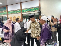 Kepulangan Jemaah Haji Tanbu, Sekda Ambo Sakka Beri Sambutan Penuh Haru