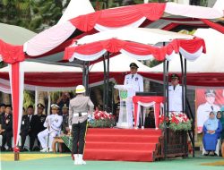 Wabup Tanbu Pimpin Upacara Penurunan Bendera HUT RI Ke-79 di Halaman Kantor Bupati